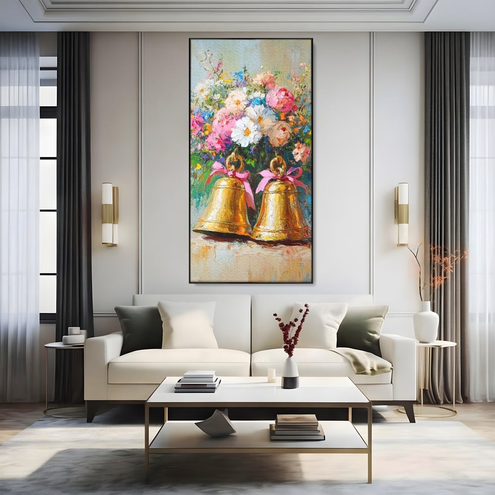 Tablou canvas cu pictura cu clopotei aurii si bujori, in rama de aluminiu negru, pe perete intr-un living